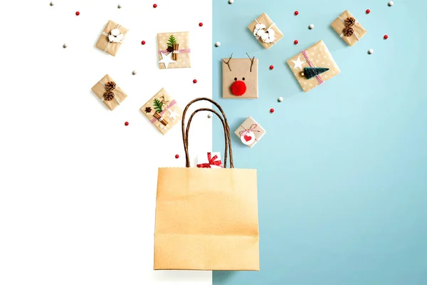 Julklappslådor med en shoppingväska — Stockfoto