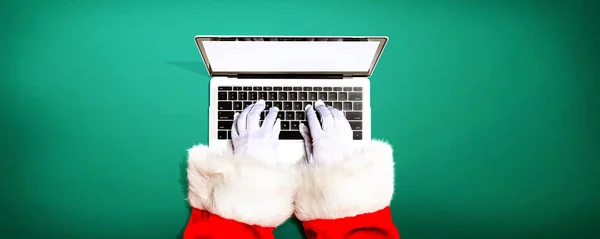 Santa Claus usando una computadora portátil —  Fotos de Stock