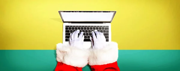 Santa Claus za pomocą laptopa — Zdjęcie stockowe