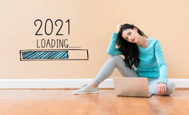 2021 yılını dizüstü bilgisayar kullanan bir kadınla doldurmak