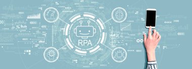 Akıllı telefon kullanan kişiyle robot işlem otomasyon temasıName