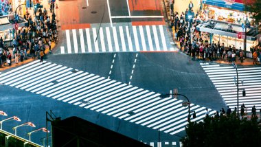 İnsanlar ve trafik, Shibuya, Tokyo ve Japonya 'daki meşhur kesişme noktasından geçiyor.
