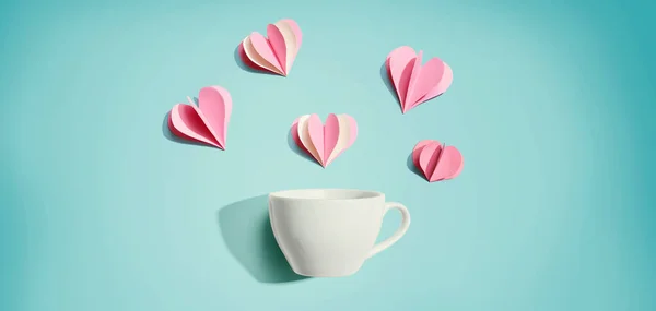 Taza de café con corazones artesanales de papel —  Fotos de Stock