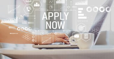 Dizüstü bilgisayar kullanan bir kadına uygula.