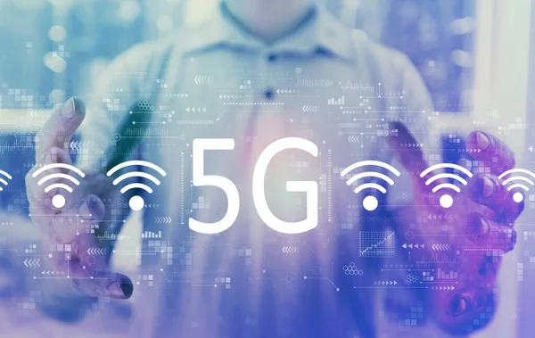 5G nätverk med ung man — Stockfoto