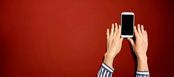 Persona usando un teléfono inteligente blanco — Foto de Stock