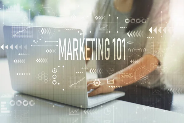 Marketing 101 met vrouw met laptop — Stockfoto
