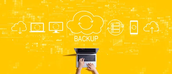 Backup-Konzept mit Person, die mit Laptop arbeitet — Stockfoto