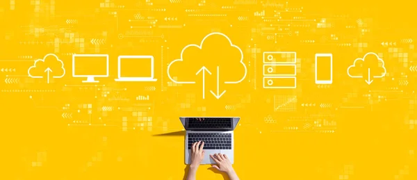 Cloud computing z osobą pracującą z laptopem — Zdjęcie stockowe