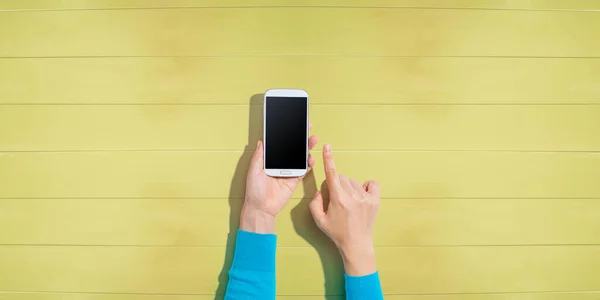 Persona usando un teléfono inteligente blanco —  Fotos de Stock