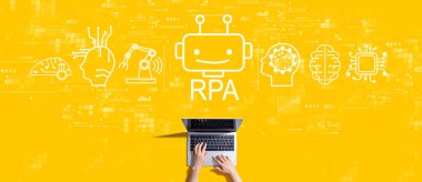 Bilgisayarla çalışan kişi ile Robotik Süreç Otomasyon temasıName