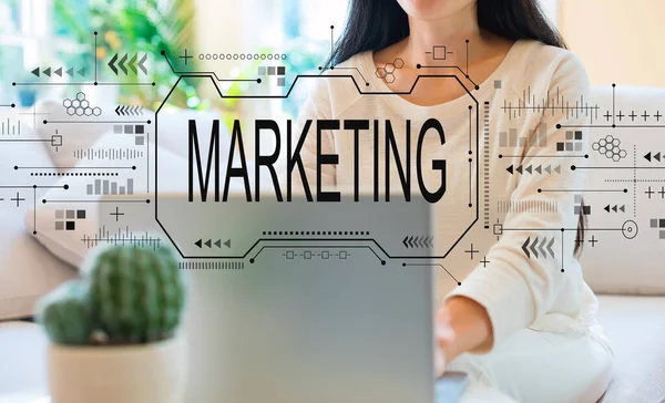 Marketing concept met vrouw met behulp van haar laptop — Stockfoto