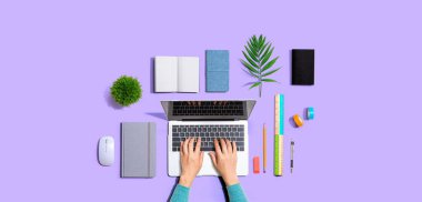 Dizüstü bilgisayar kullanan kişi