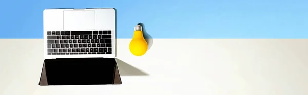 Computador portátil com lâmpada amarela — Fotografia de Stock