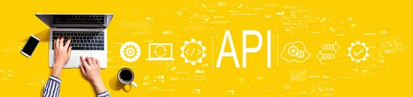 API - concept d'interface de programmation d'application avec une personne utilisant un ordinateur portable — Photo