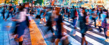 İnsanlar ve trafik, Shibuya, Tokyo ve Japonya 'daki meşhur kesişme noktasından geçiyor.