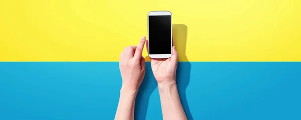Persoon met een witte smartphone — Stockfoto