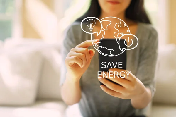 Bespaar energie met een vrouw met een smartphone — Stockfoto