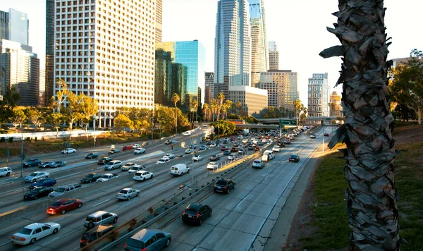 Vista do tráfego de Dowtown LA com arranha-céus — Fotografia de Stock