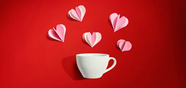 Taza de café con corazones artesanales de papel —  Fotos de Stock