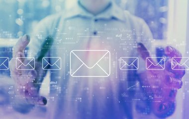 Genç adamla e- posta konsepti