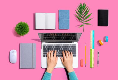 Dizüstü bilgisayar kullanan kişi