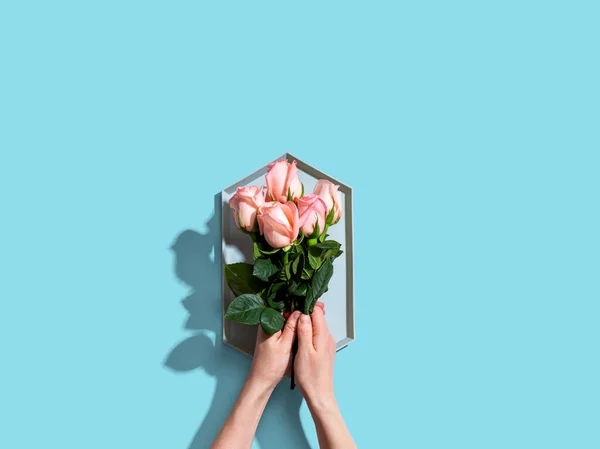 Vrouw met roze rozen boven het hoofd uitzicht — Stockfoto