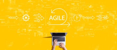 Bilgisayarla çalışan kişi ile çevik konsept