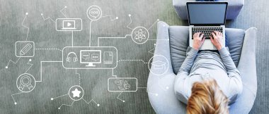 Dizüstü bilgisayar kullanan bir adamla öğreniyorum.