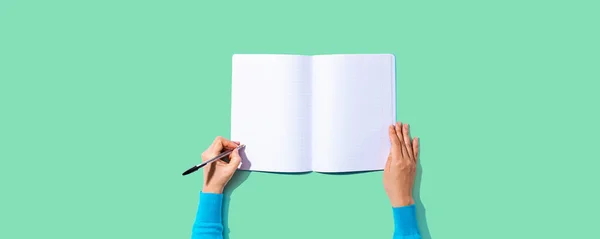 Persona escribiendo en un cuaderno —  Fotos de Stock