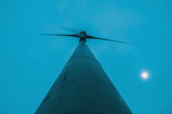 Дивлячись на велику вітряну турбіну — стокове фото