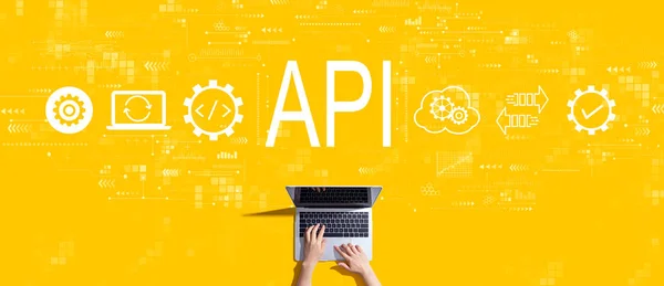API - concepto de interfaz de programación de aplicaciones con la persona que trabaja con el portátil —  Fotos de Stock