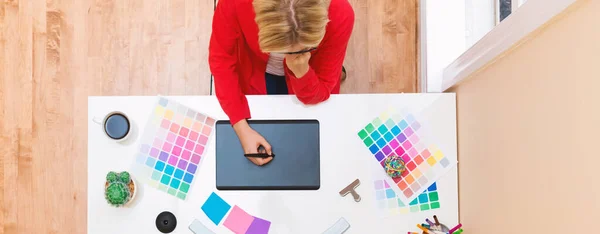 Graphic designer using her graphic tablet — Stock Photo, Image