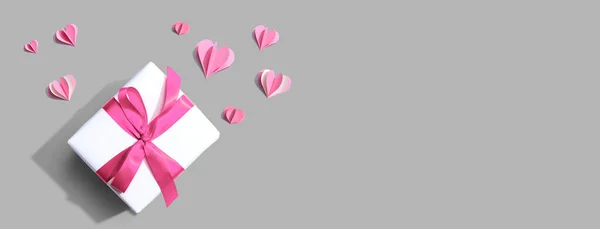 Presentask med rosa papper hjärtan — Stockfoto