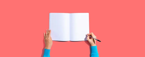 Persona escribiendo en un cuaderno —  Fotos de Stock