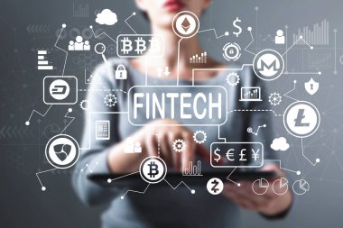 Bir kadının tablet kullandığı kripto para birimi fintech teması