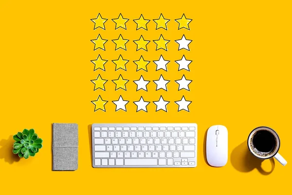 Rating with yellow stars with a computer keyboard — Stock Photo, Image