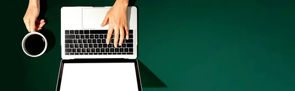 Persoană care utilizează un laptop — Fotografie, imagine de stoc