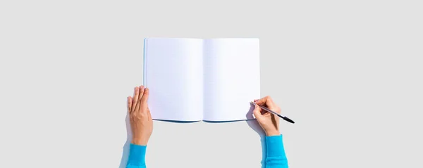 Persona escribiendo en un cuaderno — Foto de Stock