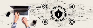 Bilgisayarı kullanan kişi ile siber güvenlik teması