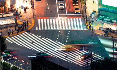 İnsanlar ve trafik, Shibuya, Tokyo ve Japonya 'daki meşhur kesişme noktasından geçiyor.