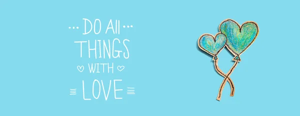 Doe alle dingen met liefde boodschap met de hand te trekken blauwe harten — Stockfoto