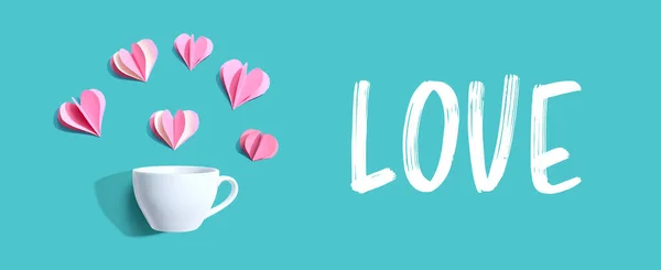 Miłosna wiadomość z filiżanką kawy i papierowymi sercami — Zdjęcie stockowe
