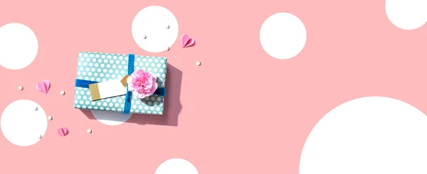Geschenkkarton mit einer rosa Nelkenblume — Stockfoto