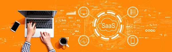 SaaS - software jako servisní koncept s osobním použitím notebooku — Stock fotografie