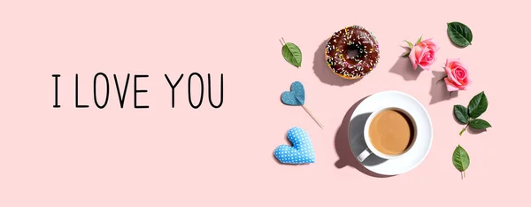 Ik hou van je bericht met een kop koffie en een donut. — Stockfoto