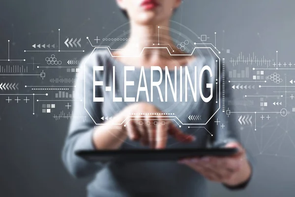 E-learning concept met een vrouw die een tablet gebruikt — Stockfoto