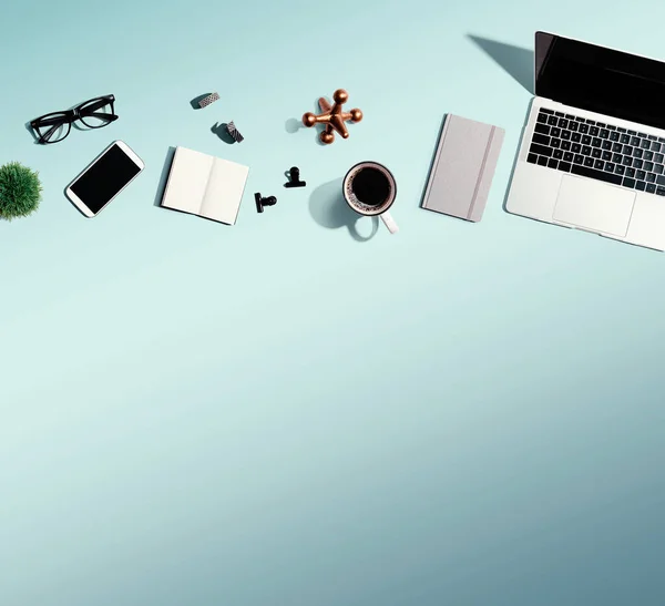 Laptop mit Büromaterial — Stockfoto