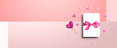 Pembe kağıt kalpli hediye kutusu.