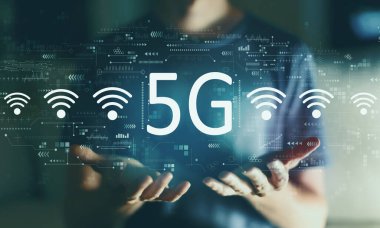 Genç adamla 5G ağı